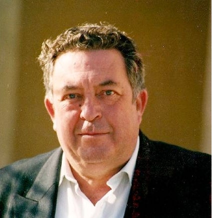 Robert Roqué, amb Antoni Anguela com a fons