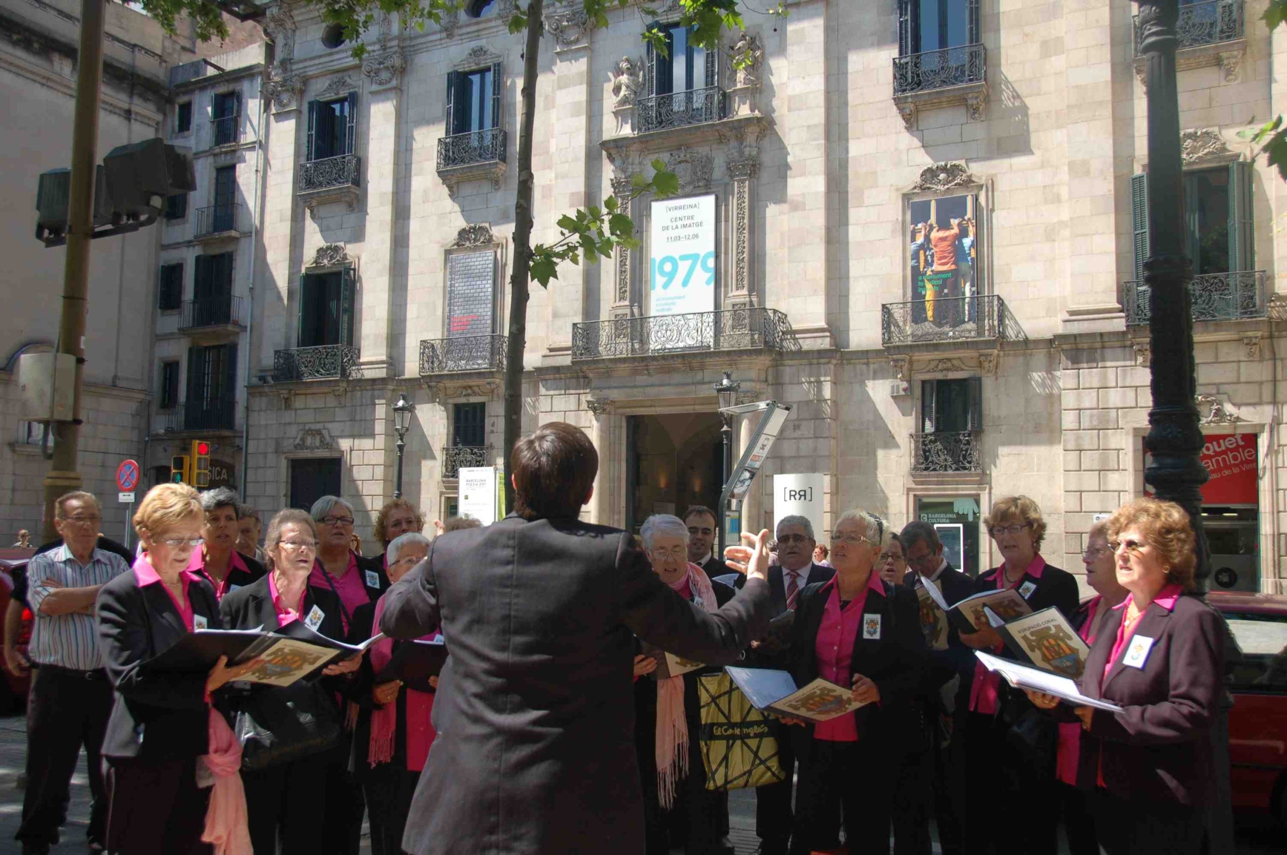 300 cantaires canten caramelles a ciutat vella de Barcelona.