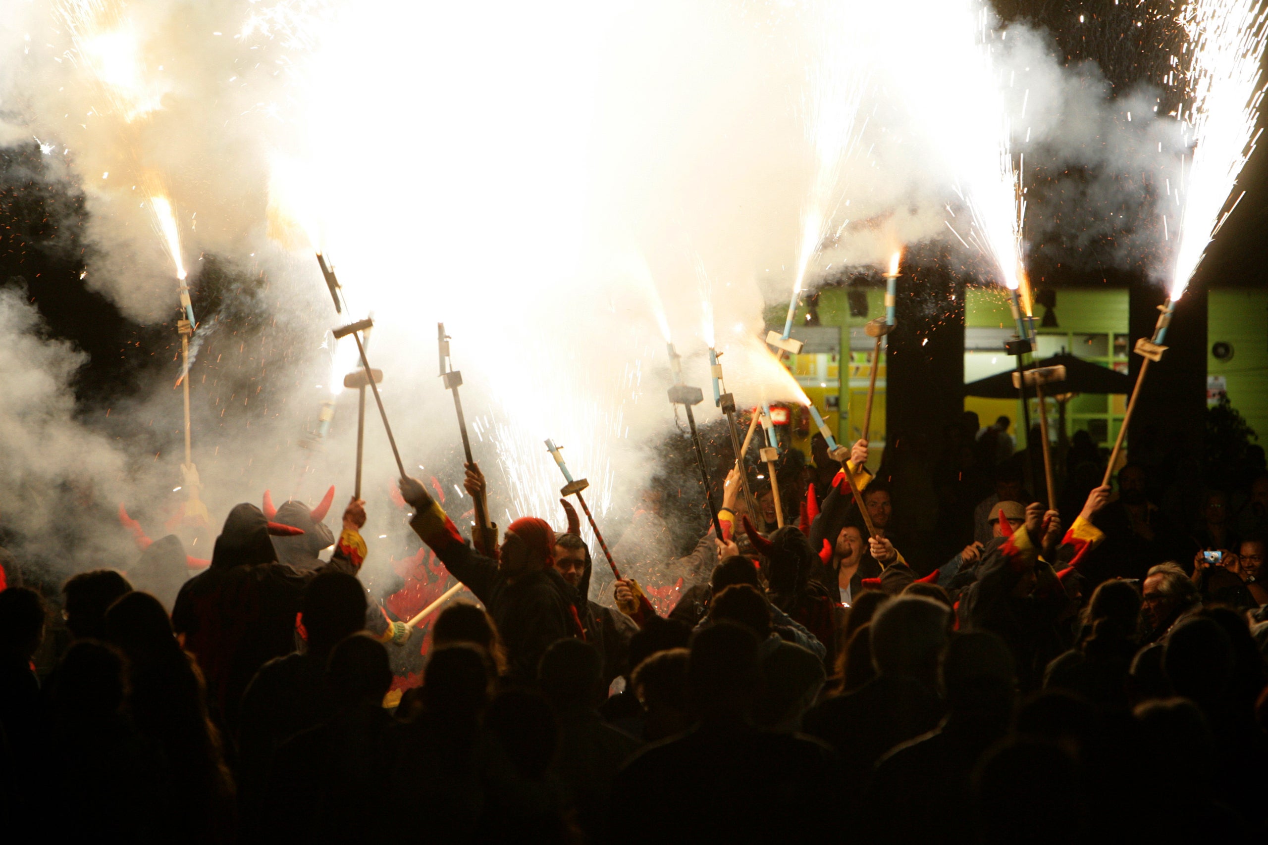 Gairebé dos mil caps de colles de diables i bestiari han rebut la formació per poder participar en festes de foc