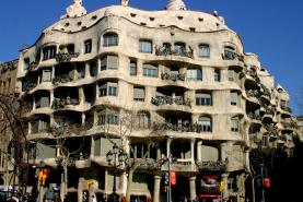 Les caixes qüestionen la seva inversió cultural