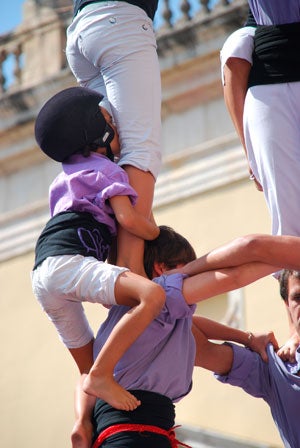 Un estudi de la UB afirma que l’estrès de fer castells no és perjudicial per a la salut dels nens