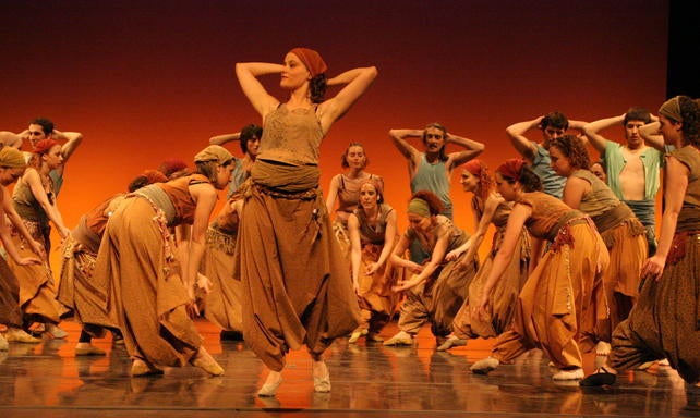 Els esbarts formen sobre tècniques d’il·luminació i indumentària tradicional