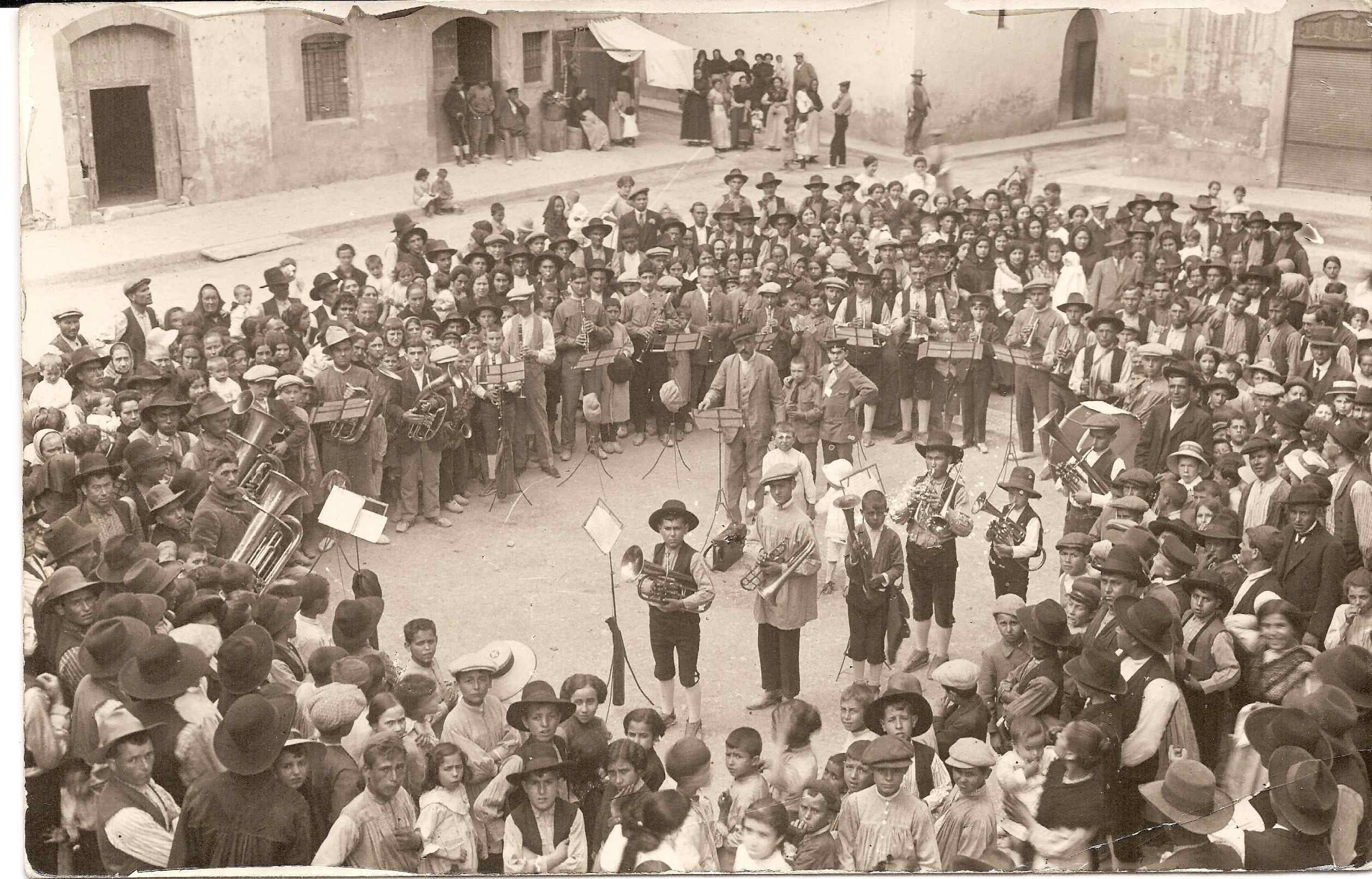 1917: el bateig públic de la banda La Lira Ampostina