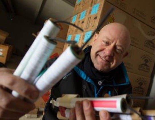 Les bèsties de foc mantenen la flama del negoci pirotècnic