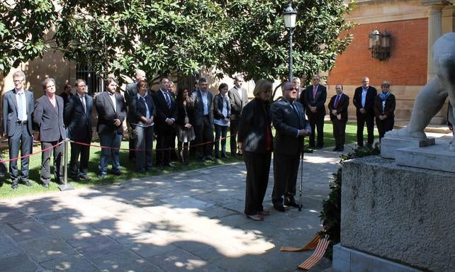 El Parlament homenatja amb una sardana als republicans caiguts