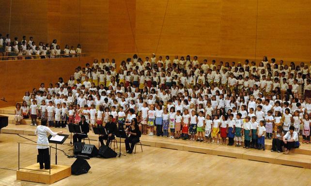 250 infants cantaren ‘L’hora perduda’ a La Sènia