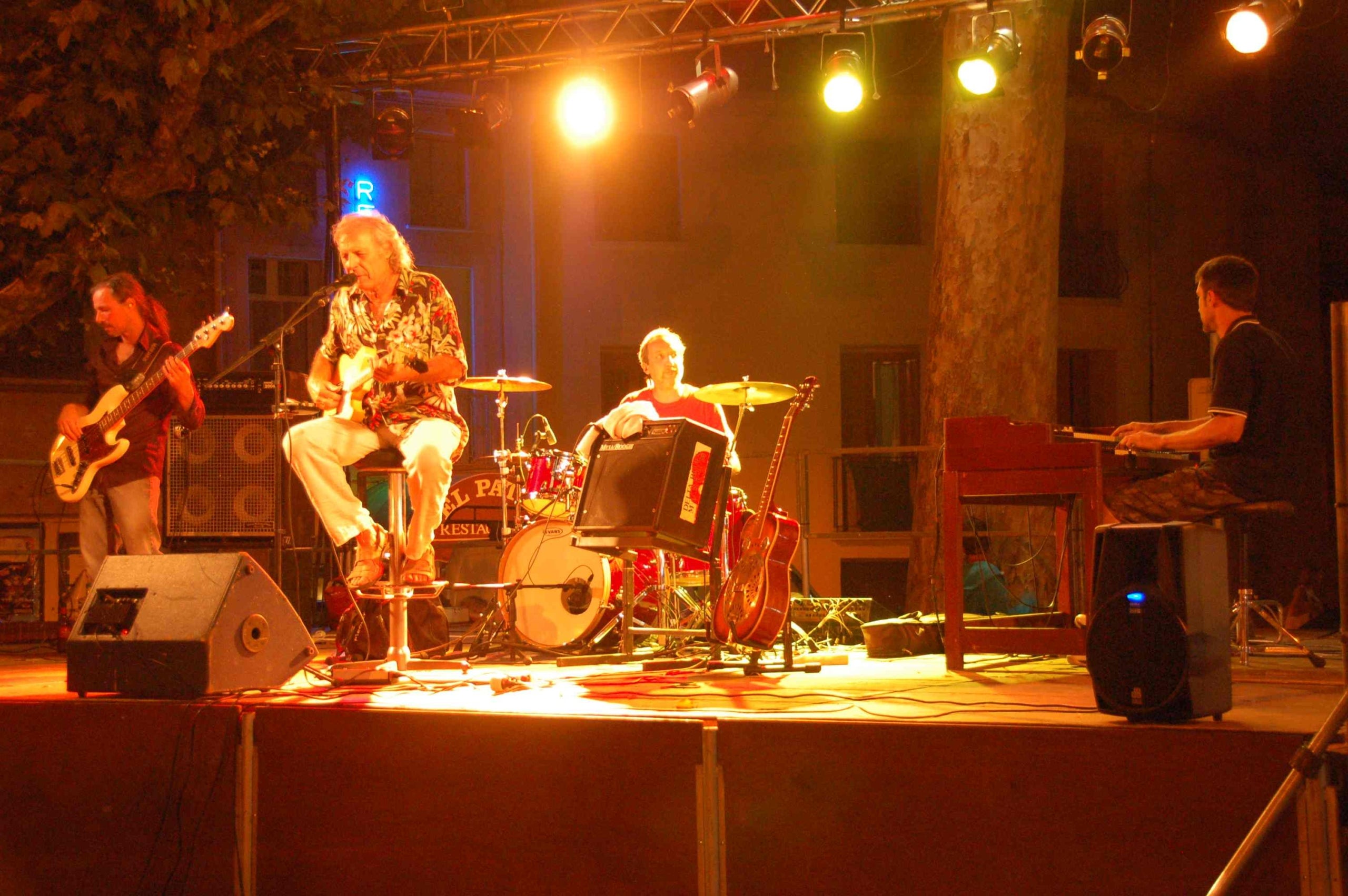 Primers espectacles a la plaça de la Vila