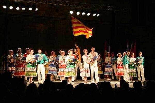 El folklore salva fronteres polítiques i la crisi econòmica