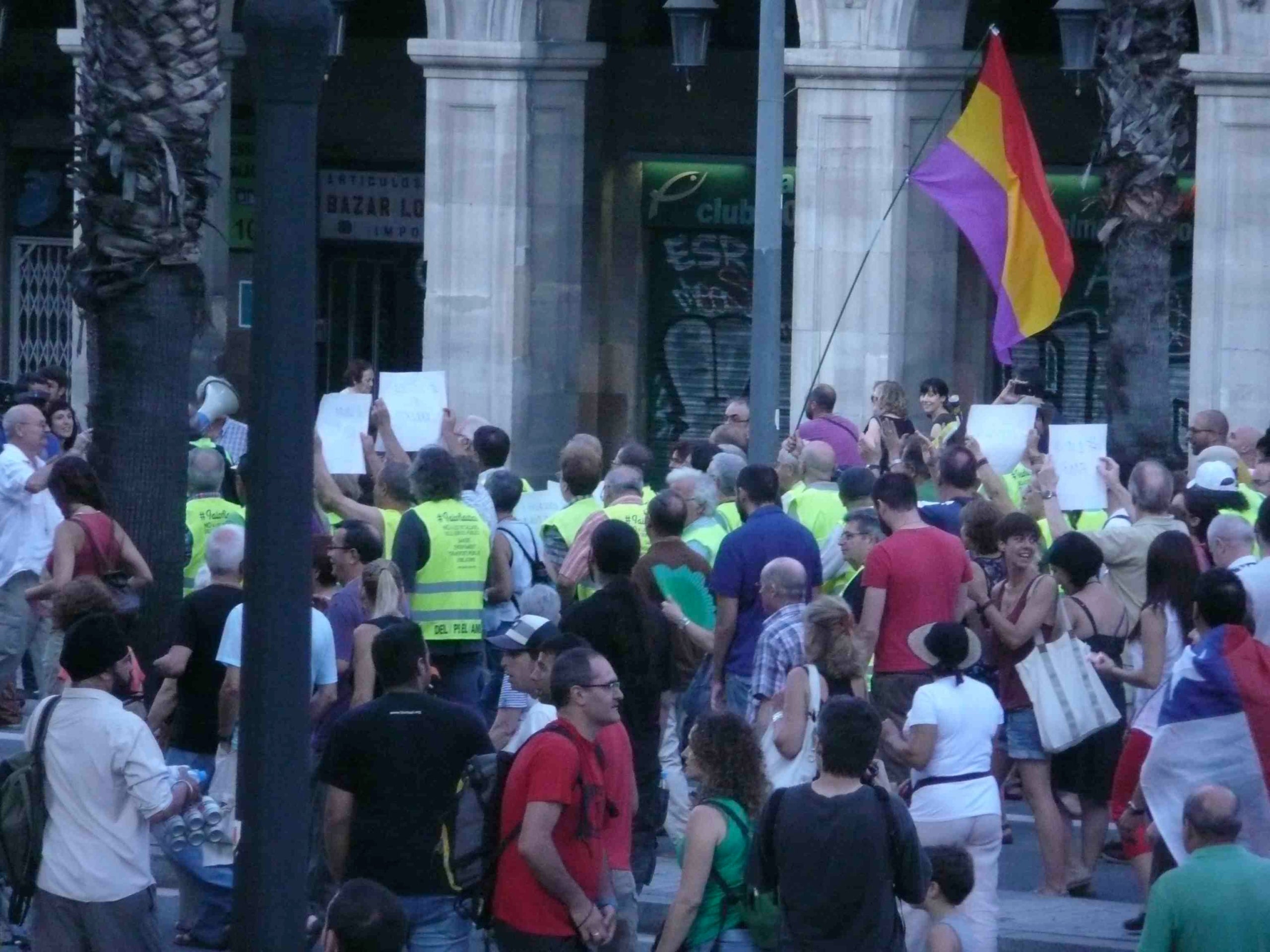 La bandera republicana provoca desconcert