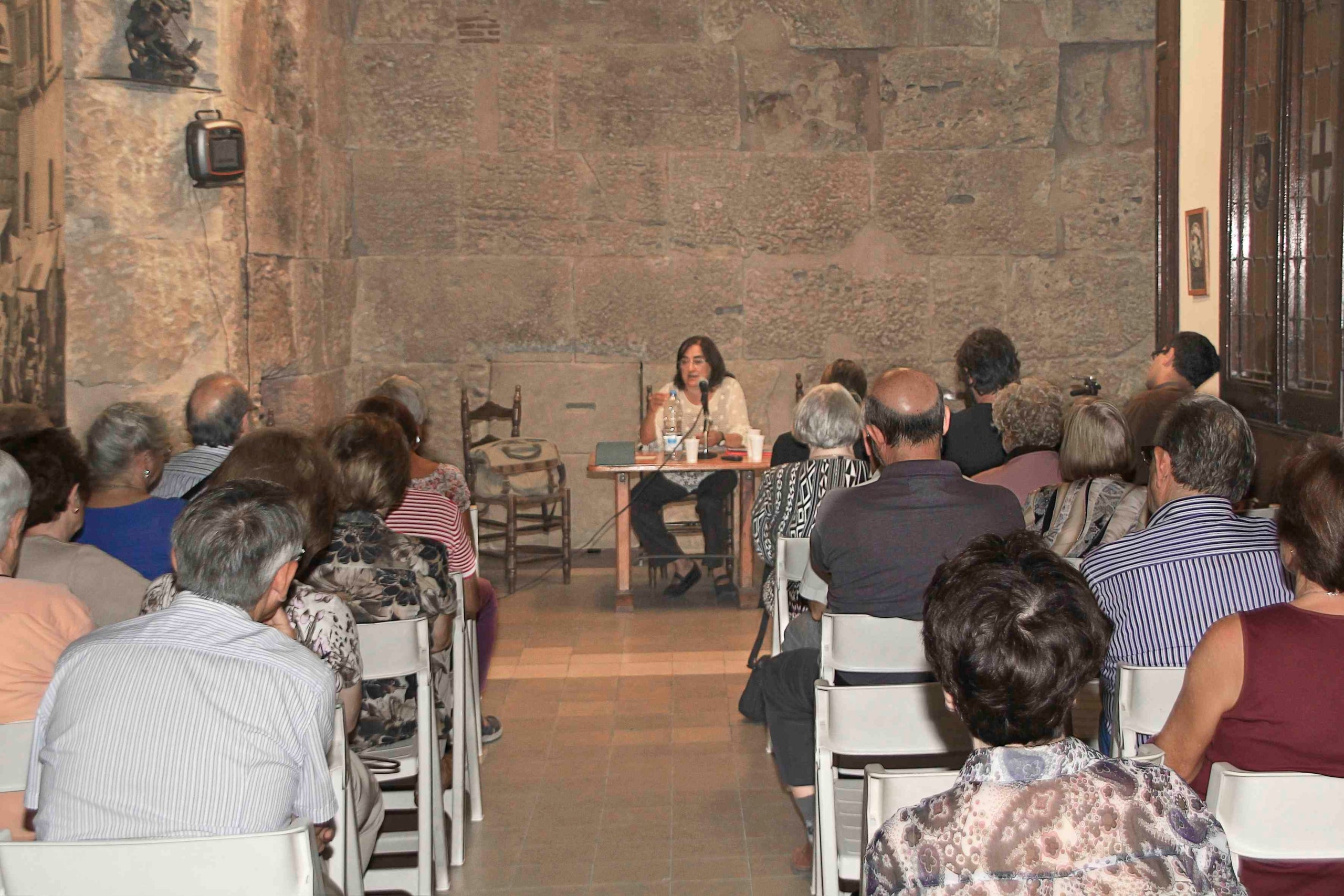 Marta Ibáñez captiva un auditori versant, cantant i tot improvisat.