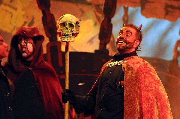 Àngels i dimonis omplen els teatres de Catalunya