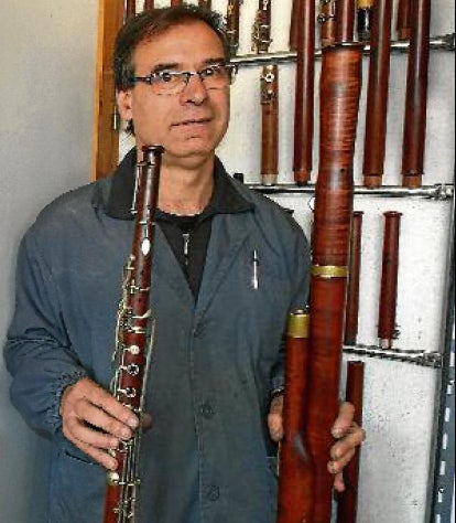 Alfons Sibila: “Em satisfà veure músics tocant els meus instruments”