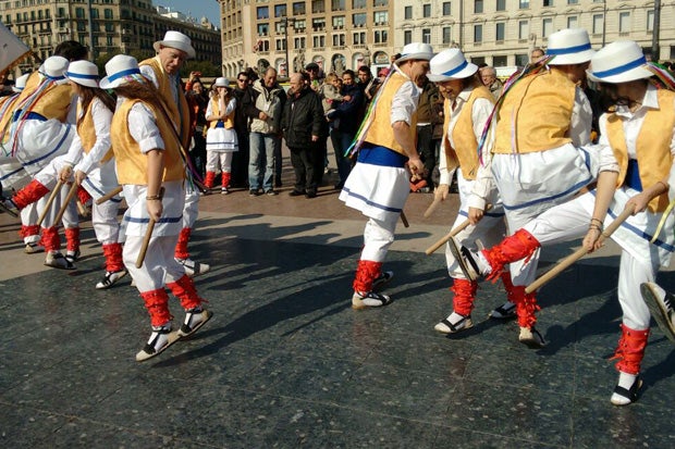 El ball de bastons s'integra al patrimoni festiu de Barcelona