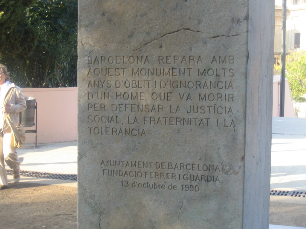 Ofrena floral al monument de Ferrer i Guàrdia