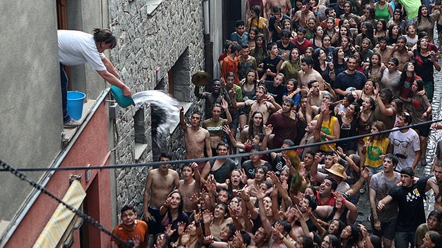 Un llibre pioner sobre les festes de l’aigua busca finançament