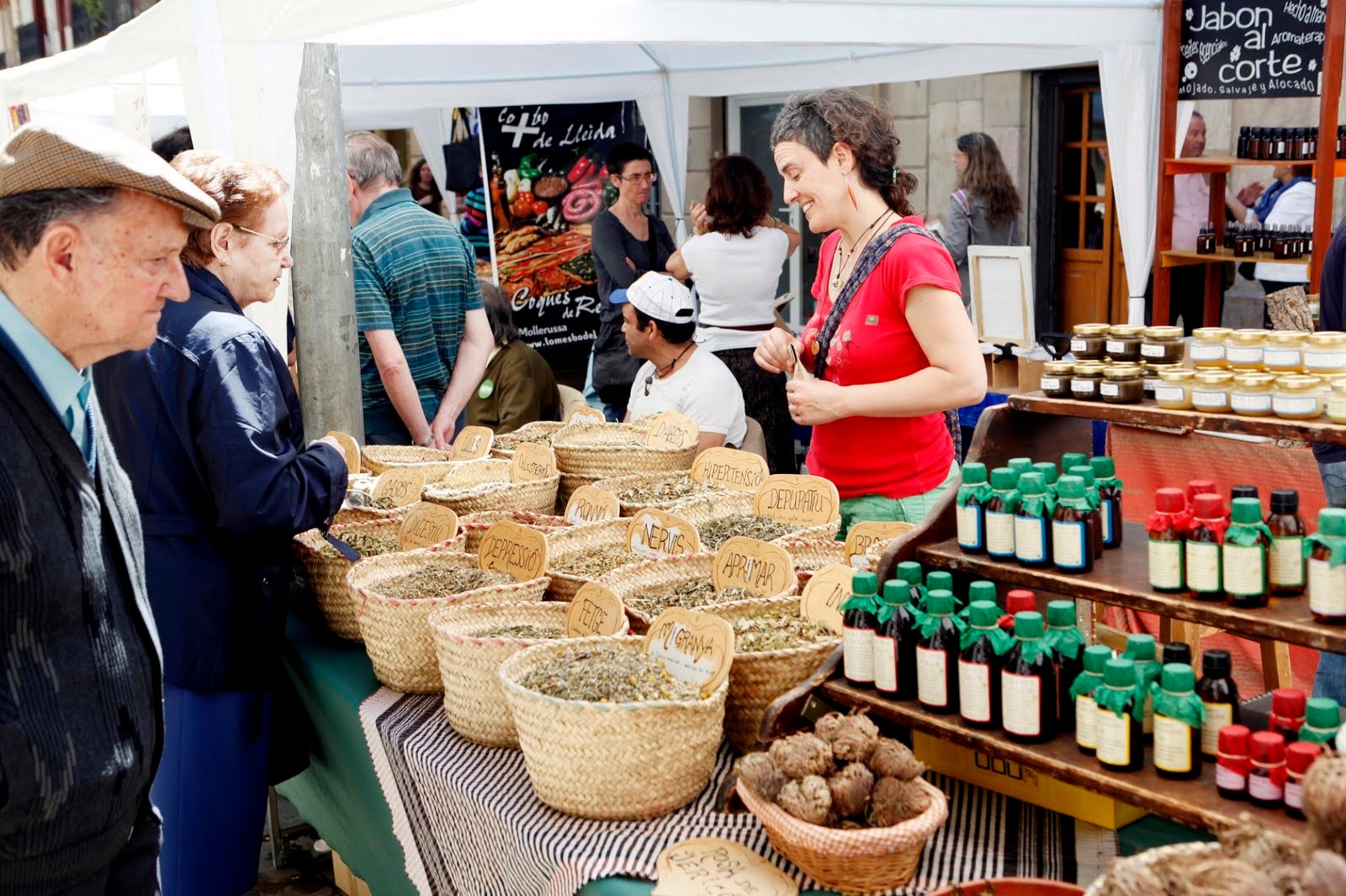 Per Sant Ponç, herbes remeieres i mel al carrer