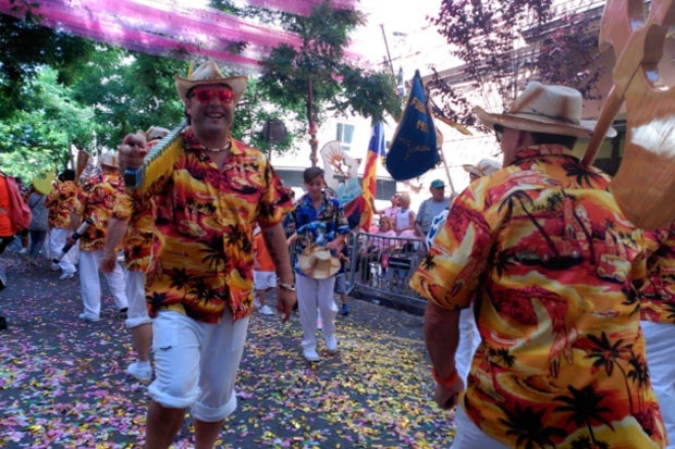 Riures i festa amb els Cors Muts de la Barceloneta i del Raval