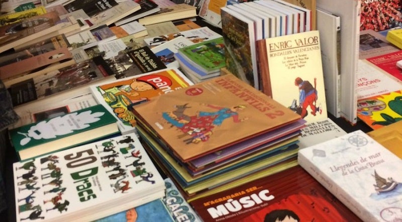 Amant de la cultura popular busca llibre desconegut