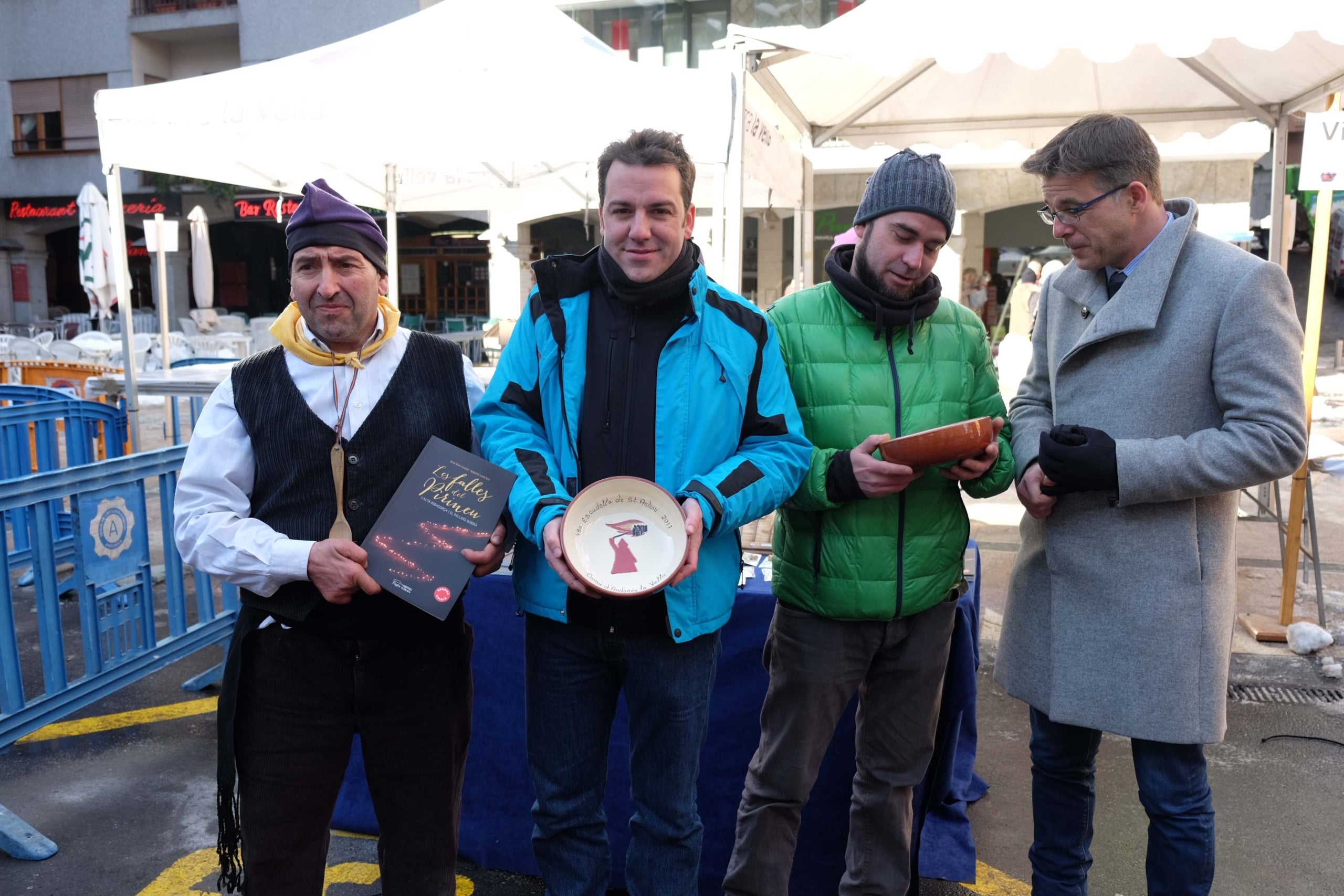 El llibre ‘Les falles del Pirineu’ proposa un viatge pels contrastos de la festa