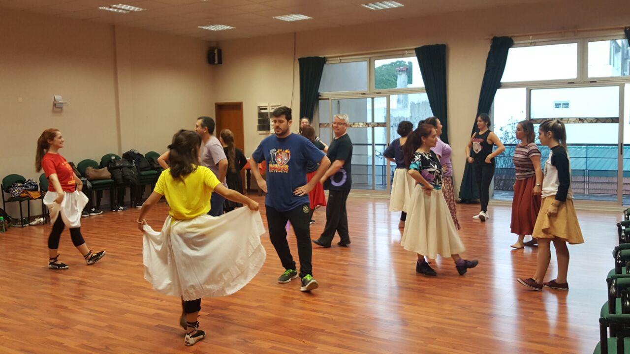 L'Esbart Ciutat Comtal mostra la dansa catalana a Montevideo