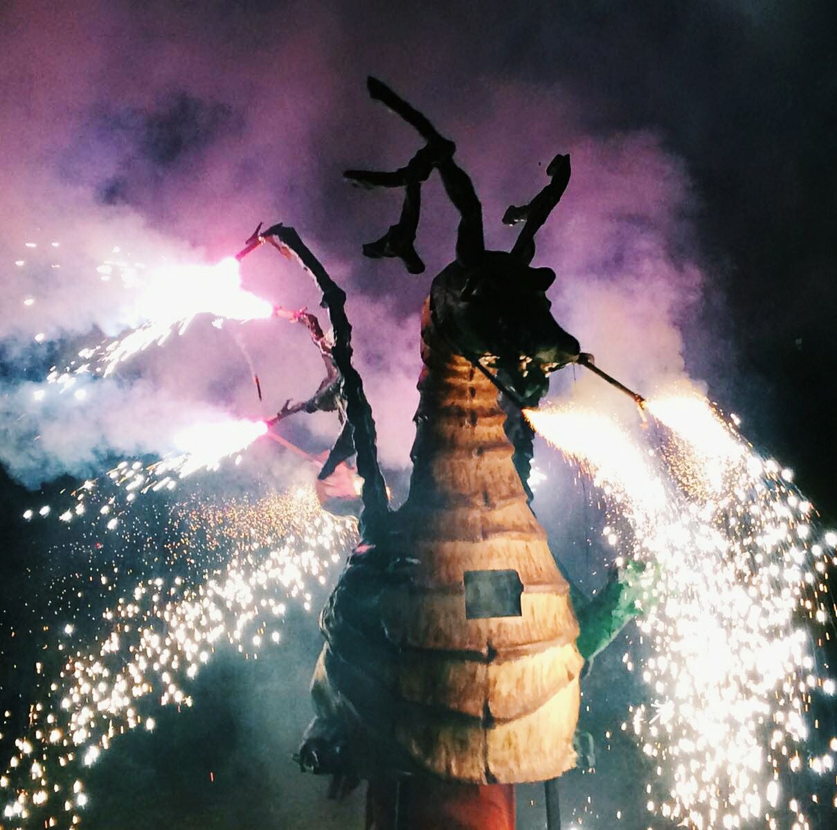 'La llegenda de Castellet' uneix foc, teatre de carrer, música i malabars