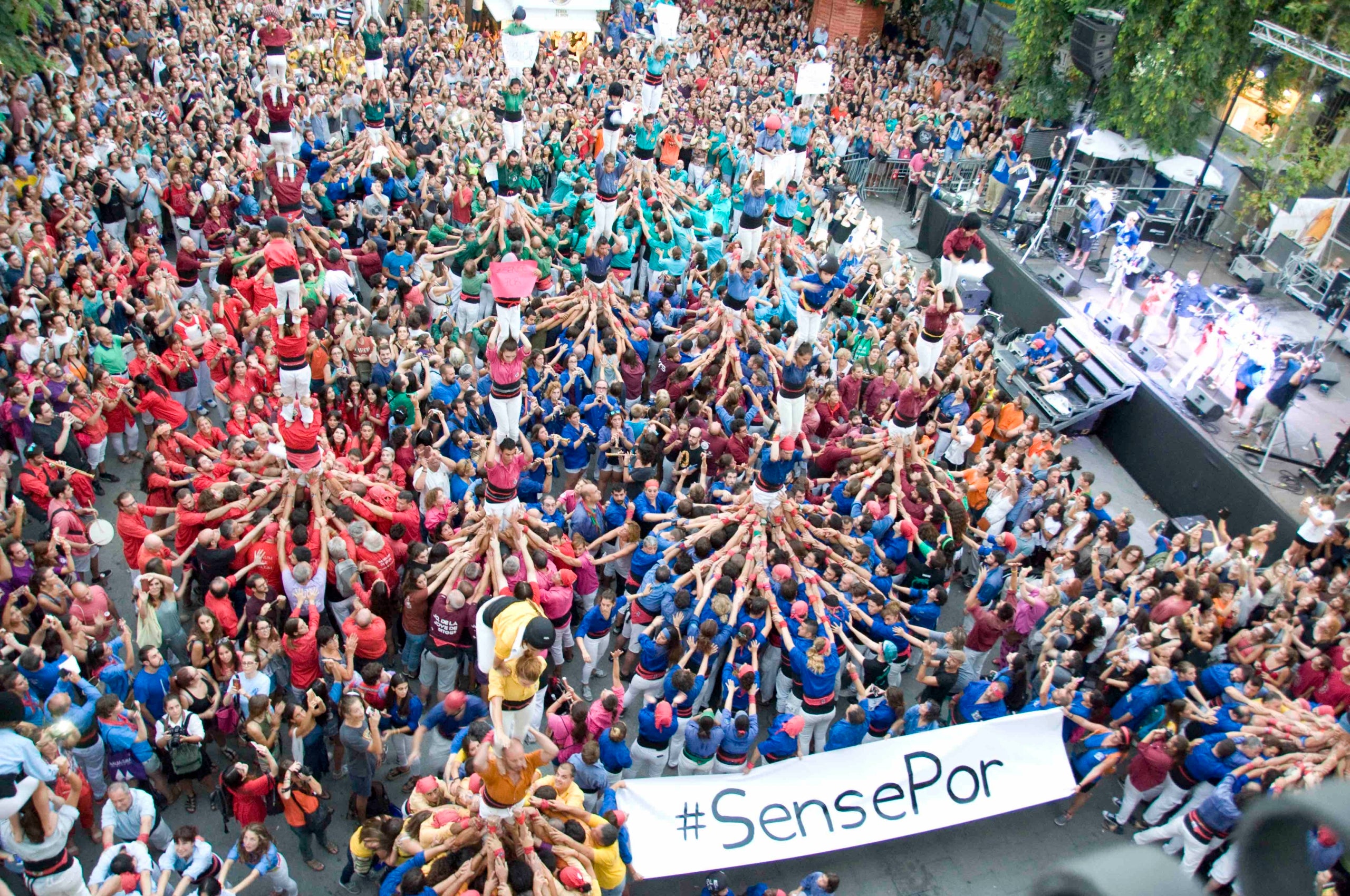 El barri de Gràcia homenatja les víctimes dels atemptats