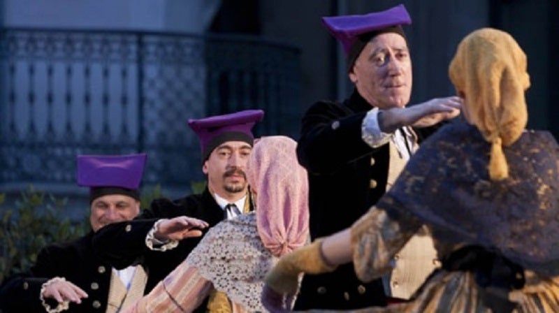 Concentració de balladors per agrair la participació al referèndum