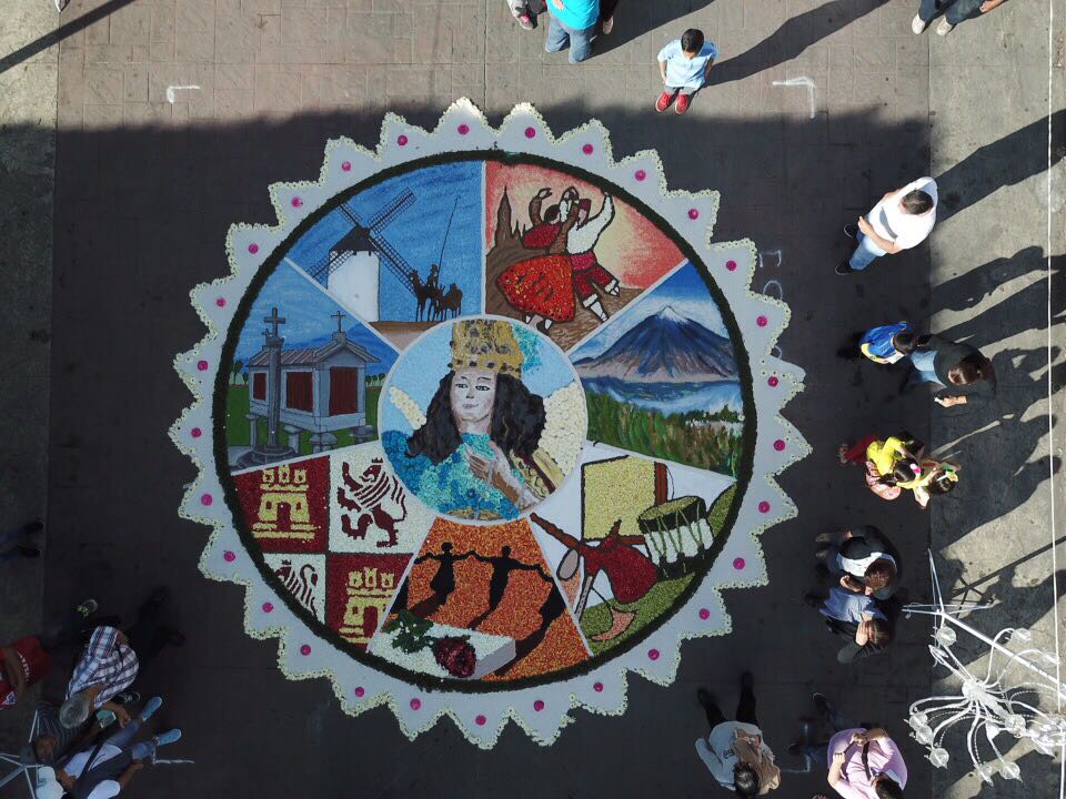 La Federació Catalana de Catifaires sorprèn a la festa de l'Octava Noche