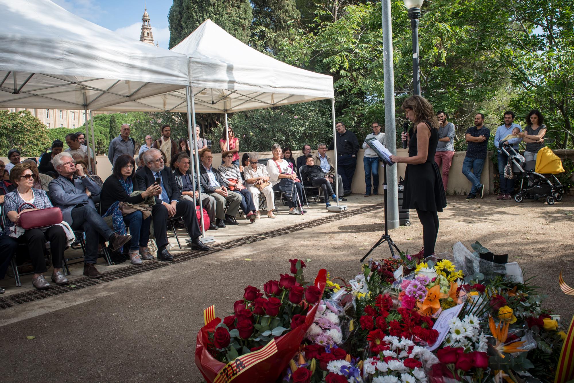 L'ofrena floral a Ferrer i Guàrdia inicia la commemoració dels trenta anys de la fundació