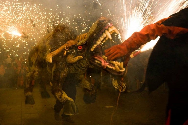 El foc i els diables s’encabronen a Sant Cugat