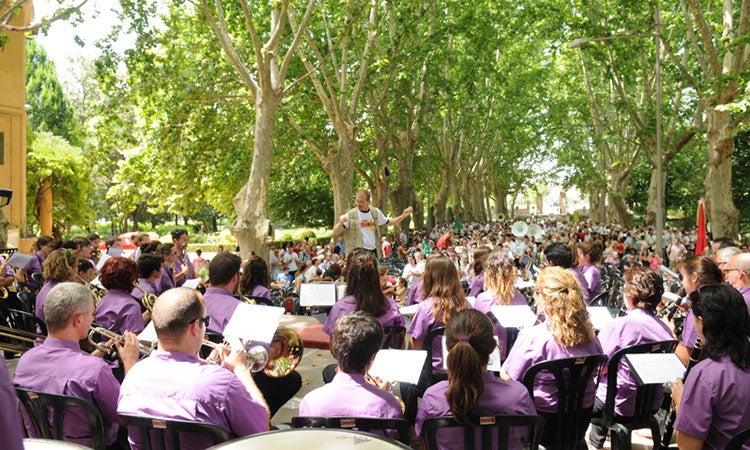 El Fem Banda de Lleida porta la banda La Primitiva Setabense de Xàtiva