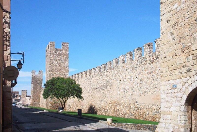 Objectiu: encerclar la muralla de Montblanc a ritme de sardana