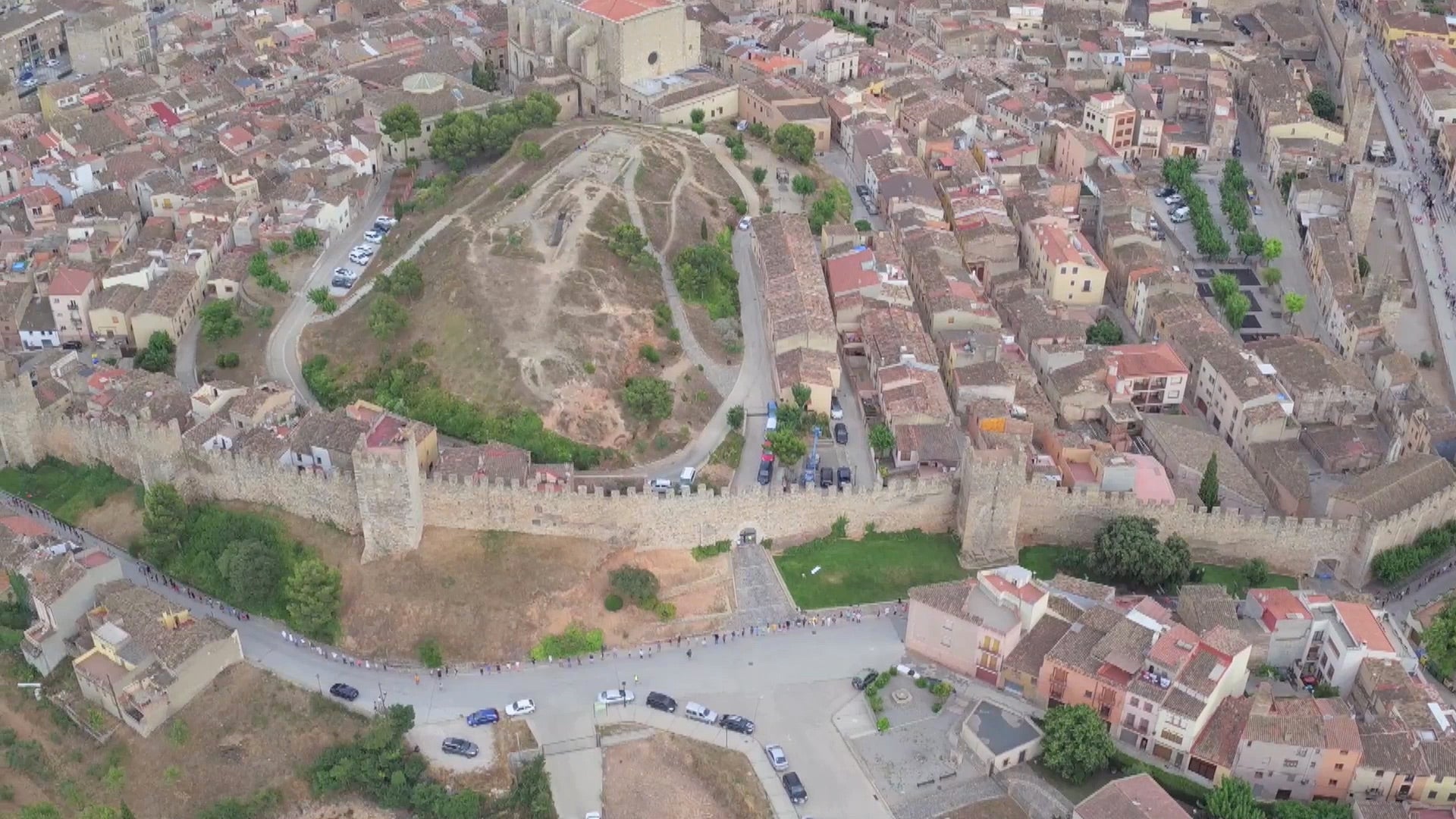 Una sardana gegant encercla la muralla de Montblanc