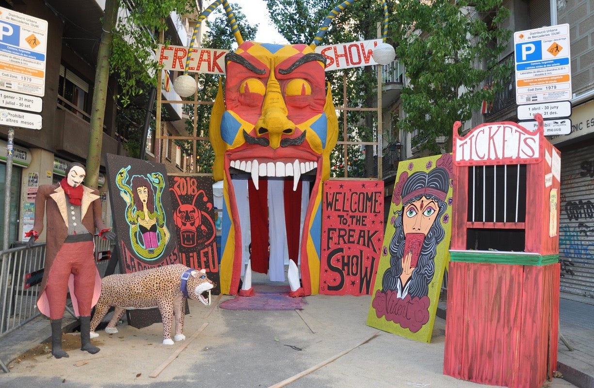 Entrada del carrer Galileu guanyador del concurs de carrers i places guarnides de Sants.