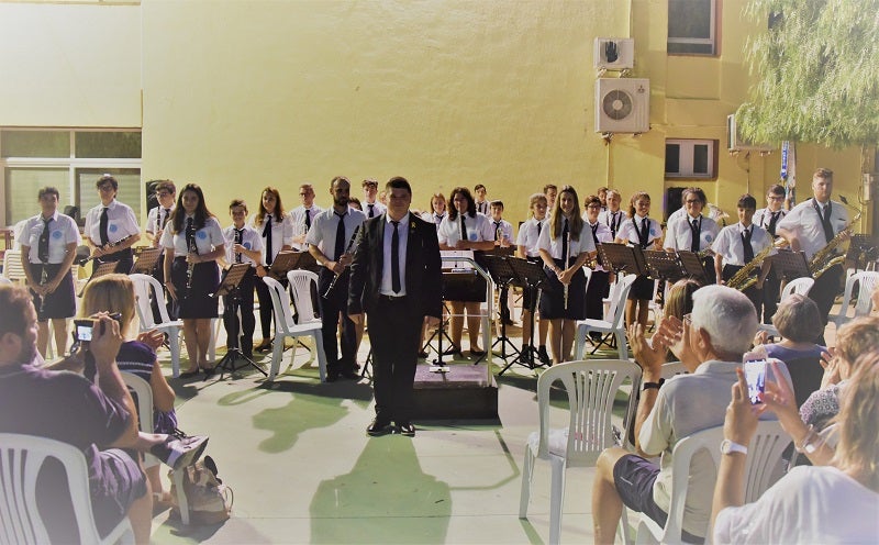 L'Agrupació Musical de Camarles en plena actuació