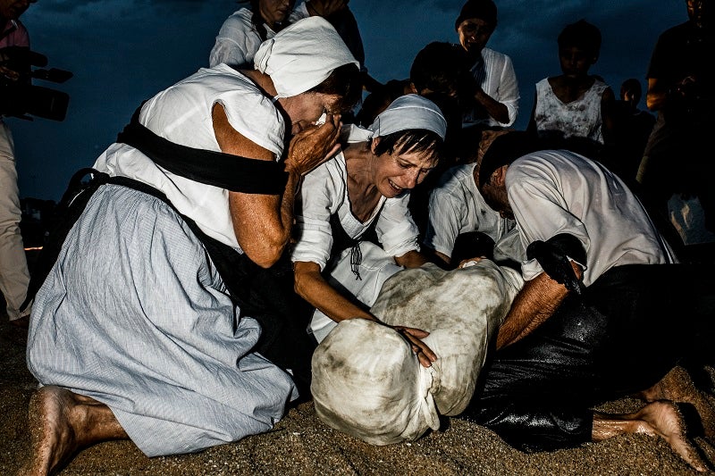 El desembarcament, primera escena de l'escenificació de l'arribada de la pesta a Arenys de Mar. Fotografia: Marta Huertas