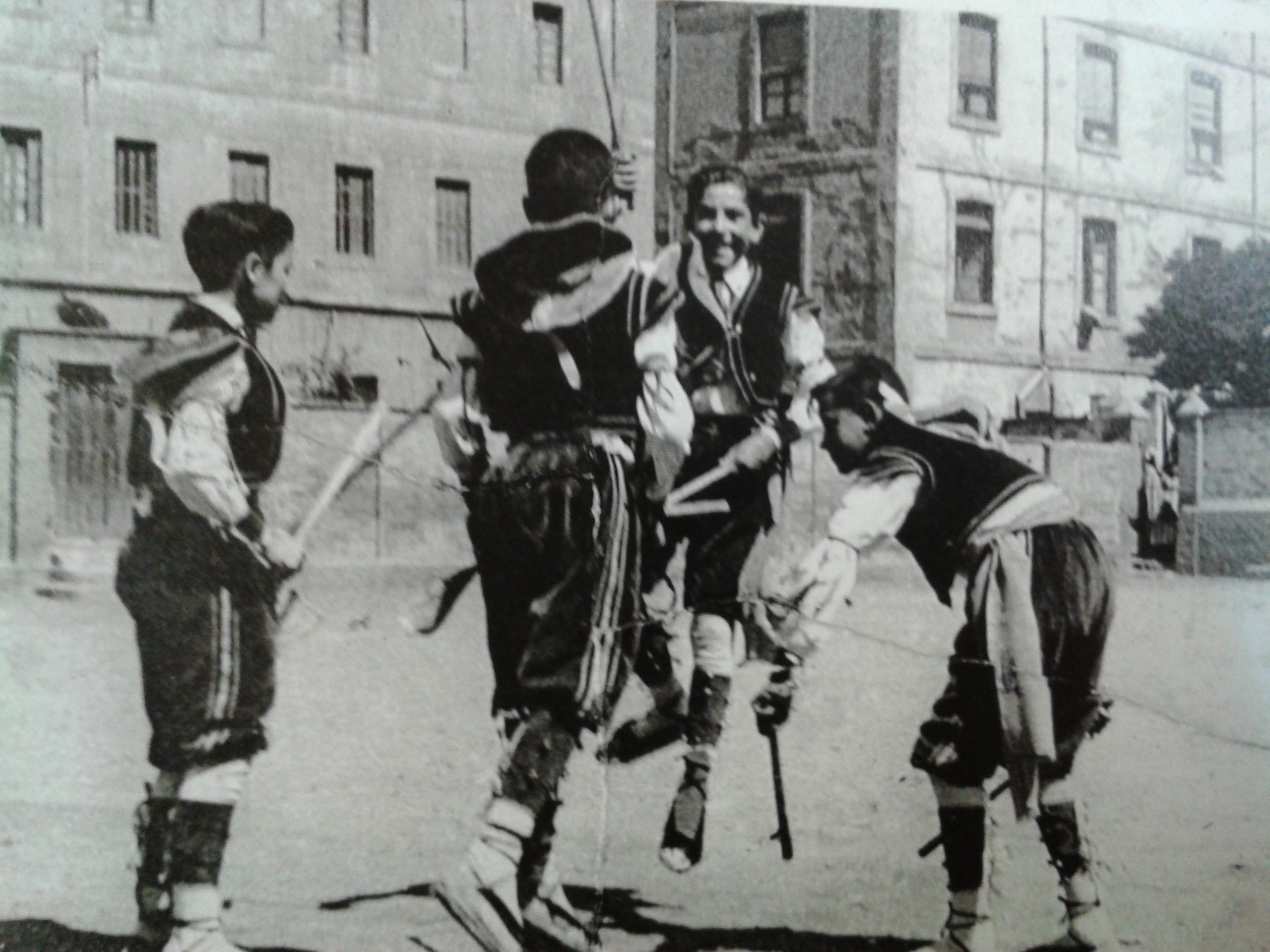 Nens de la Maternitat de Lleida ballant el Ball de Bastons (Fotografia: Fons Sebastià Gràcia i Petit).