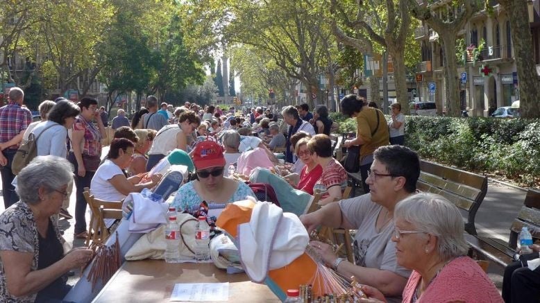 Un grup de puntaires concentrades en l'elaboració de peces