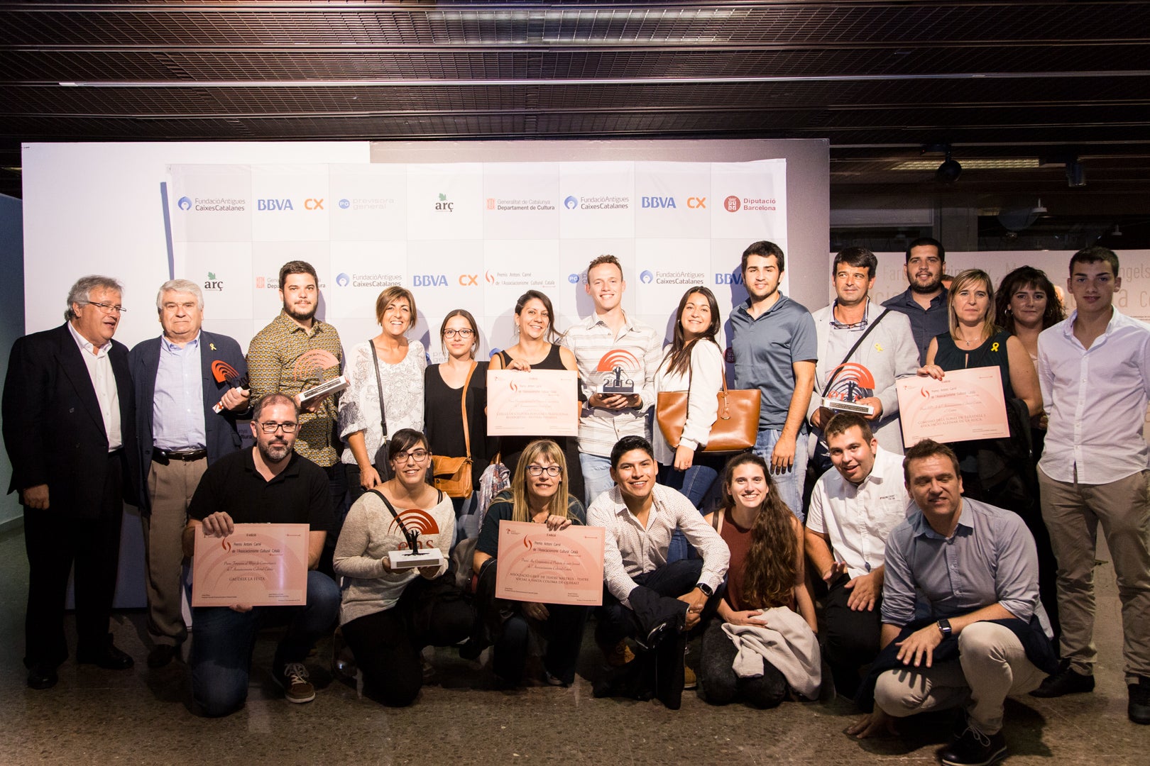 Fotografia dels premiats en els II Premis Antoni Carné de l'Associacionisme Cultural Català. Fotografia: Aleix López