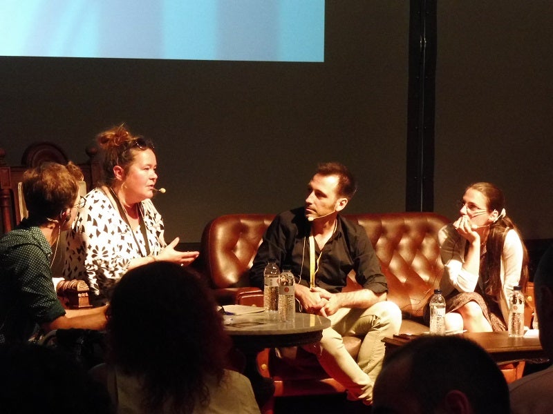 Bartolomiej Droz (d'esquena), Lisa Whytock, David Ibañez i Angela Hondt van participar en la taula de programadors de fires i festivals internacionals.