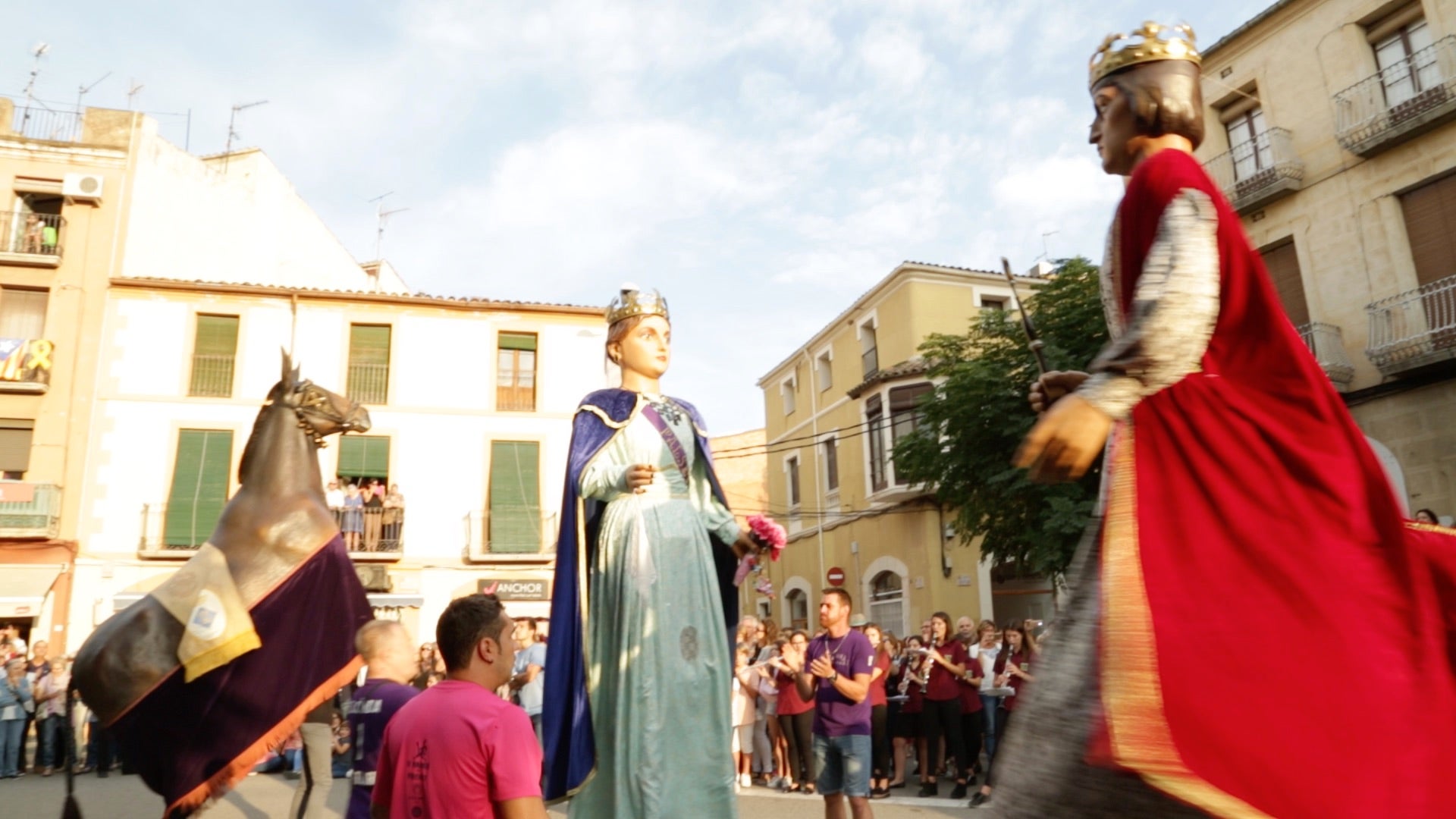 Esclat final de festa amb els Gegants Nois i Mulassa de Falset.