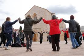 Sardanistes montblanquins en plena ballada