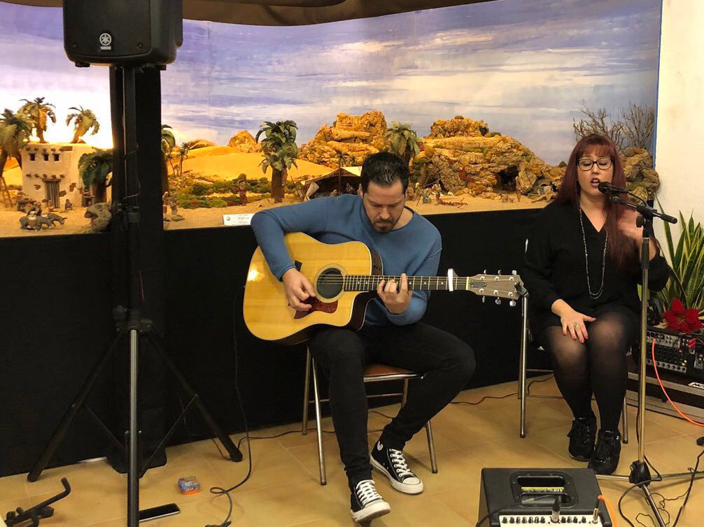 El duet Black Soul va posar la música a la Nit del Pesebre a Mont-ras