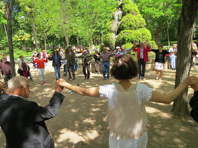 Un grup de sardanistes ballant als Jardins de la Devesa de Girona