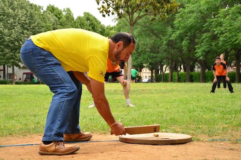 Un jugador es disposa a fer el llançament de bèlit