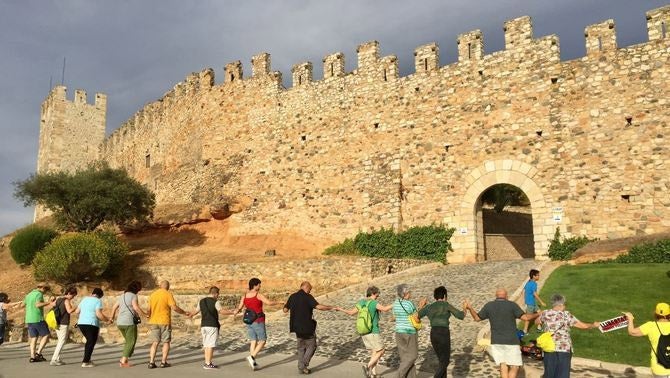 Uns dels actes més destacats durant la capitalitat de Montblanc va ser la iniciativa 'Abracem la muralla'