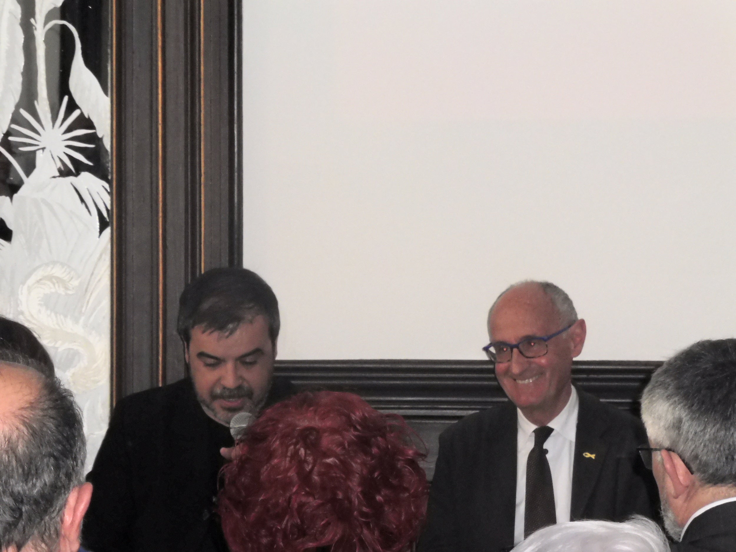 Esteve Vilarrúbies i Josep Cruanyes en la presentació del llibre 'Emblemàtics Barcelona. La guia dels establiments emblemàtics'