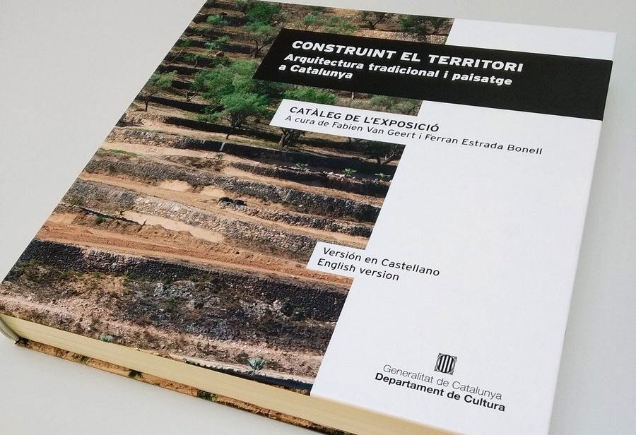 Portada del llibre-catàleg 'Construint el territori: arquitectura tradicional i paisatge'