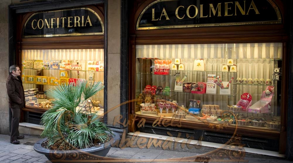 Josep Maria Roig, davant de l'emblemàtica pastisseria