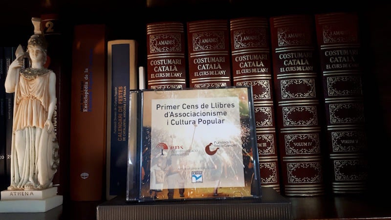 Pere Baltà ha acumulat un considerable fons de llibres sobre cultura popular i associacionisme cultural
